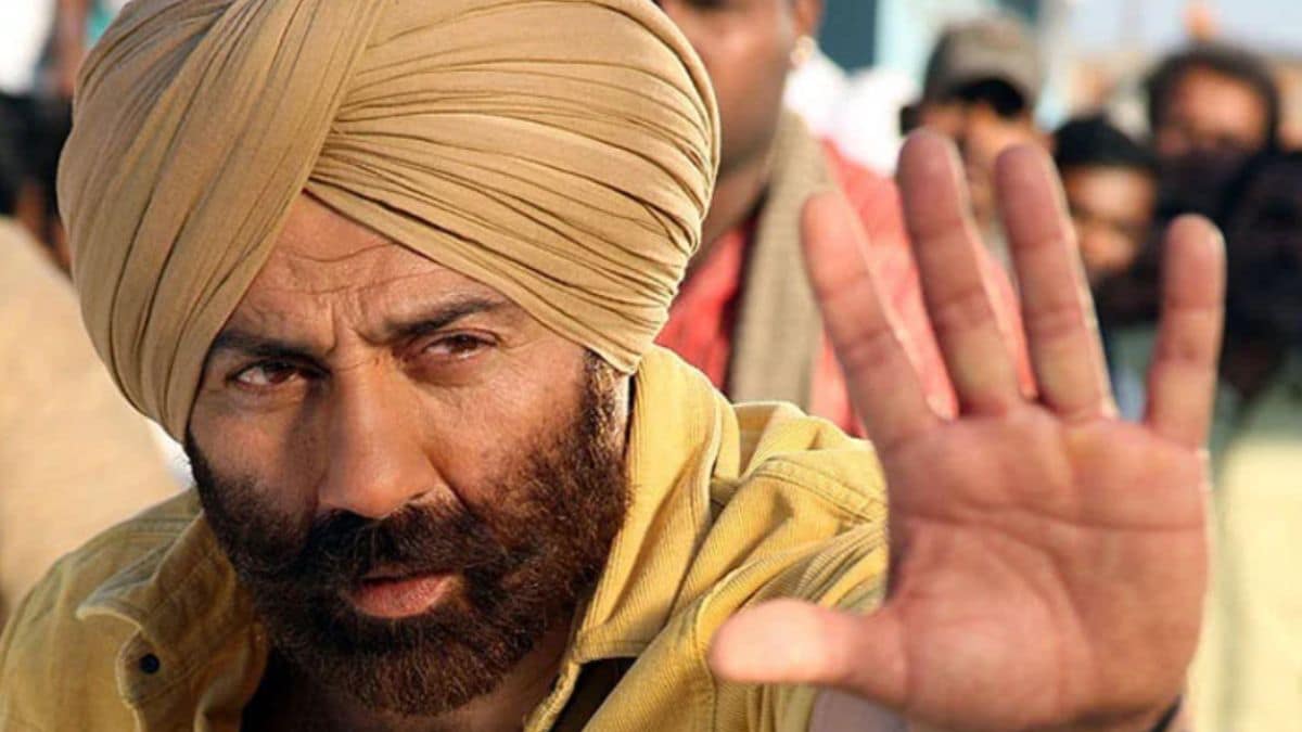 Aawaz Kahan Tak Gayi Sunny Deol Recreates His Iconic Dialogue After Border 2 Success