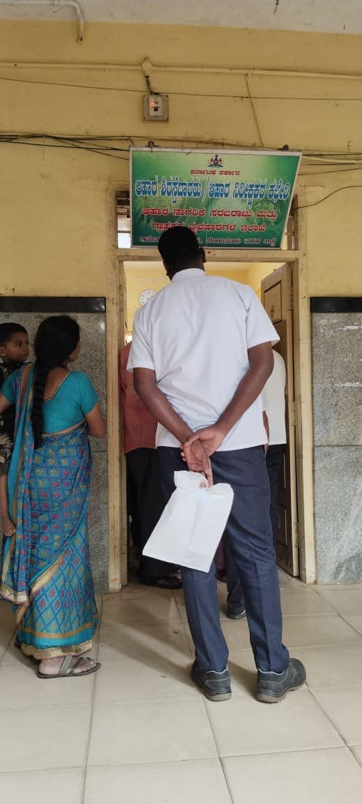 ಊಟದ ಸಮಯದಲ್ಲೂ ಕಾಯ೯ನಿರತವಿರುವ ಆನೇಕಲ್‌ ಆಹಾರ ಇಲಾಖೆ ಸಿಬ್ಬಂದಿಗಳು..!