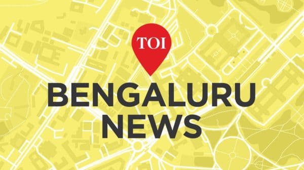 Three loot gold, cash from jewellery shop